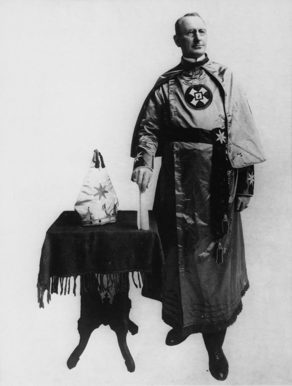 William J. Simmons in seinem KKK-Gewand William J. Simmons in seinem KKK-Gewand