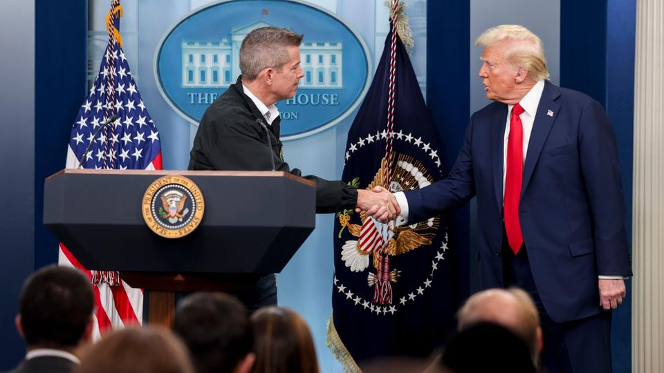 Trump und Sean Duffy reichen sich die Hände 