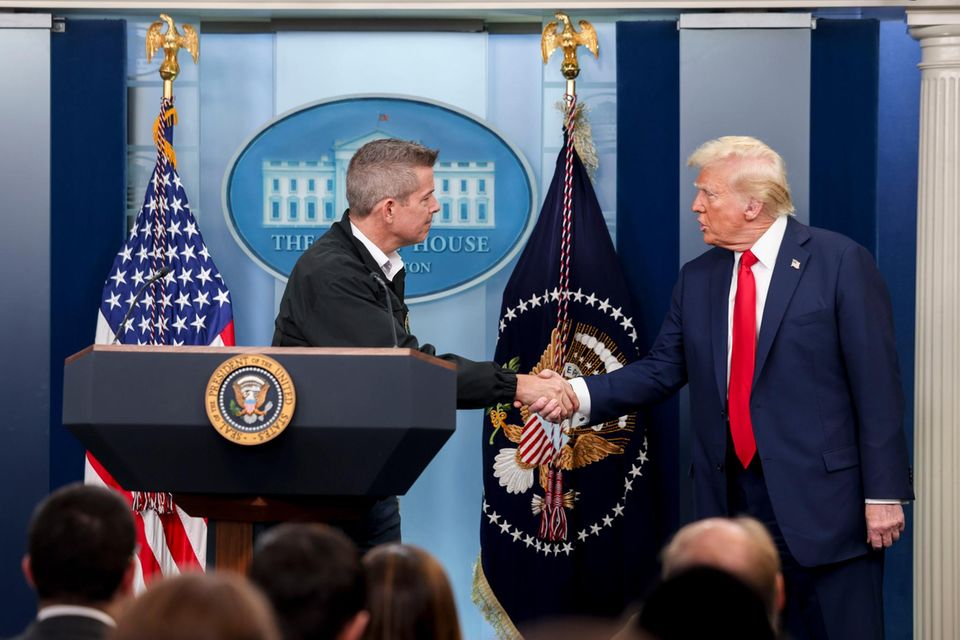 Trump und Sean Duffy reichen sich die Hände Trump und Sean Duffy reichen sich die Hände