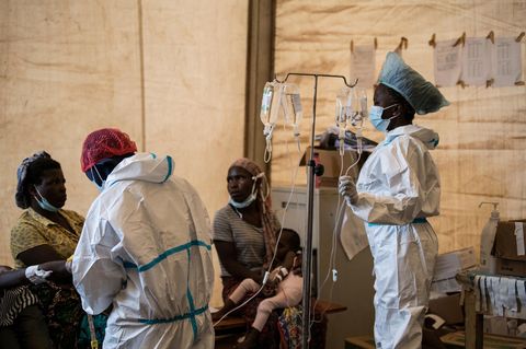 Gesundheitspersonal behandelt Cholera-Patienten