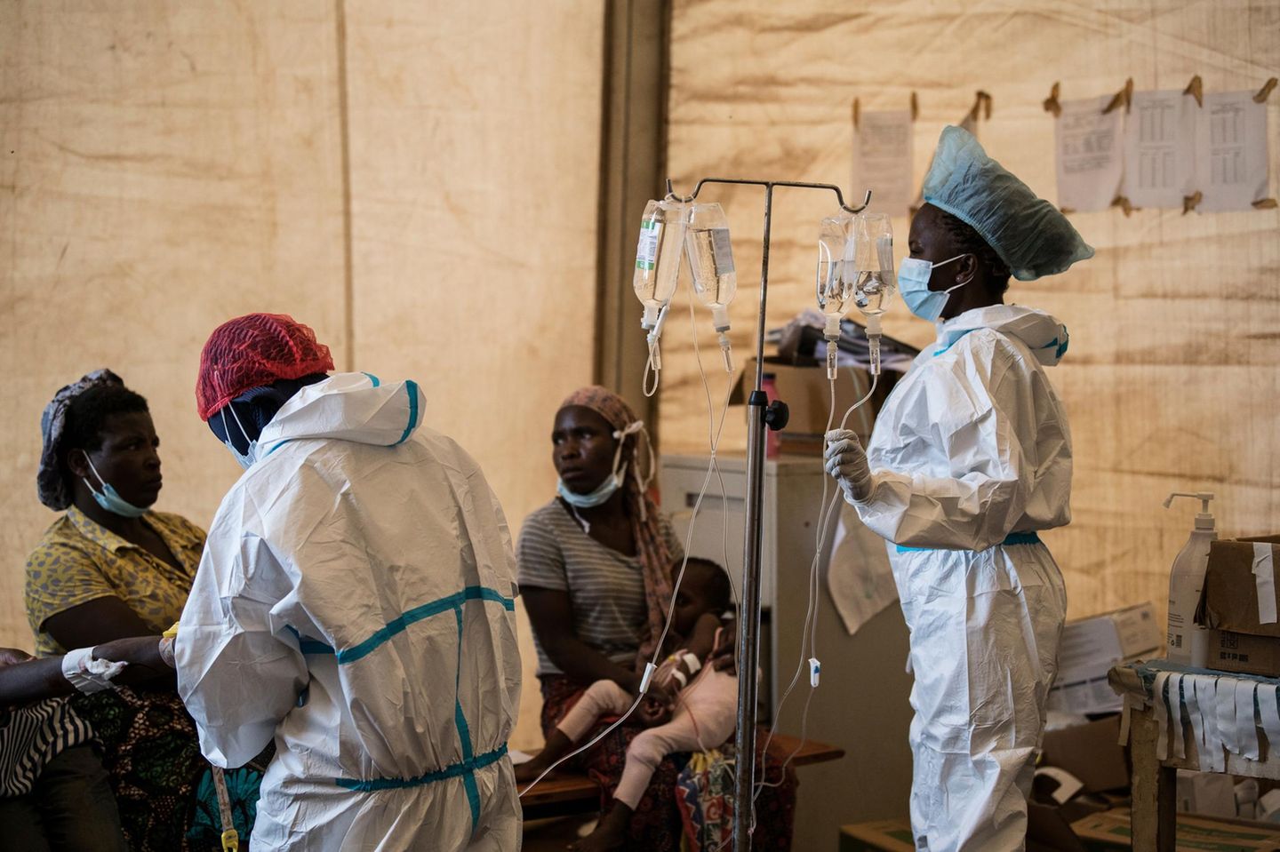 Gesundheitspersonal behandelt Cholera-Patienten