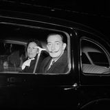 Dali und Gala in einem Auto