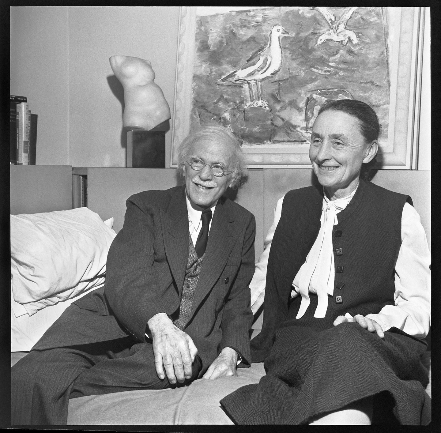 Georgia O'Keeffe und Alfred Stieglitz Alfred Stieglitz und Georgia O´Keeffe sitzen auf einem Bett, 1942