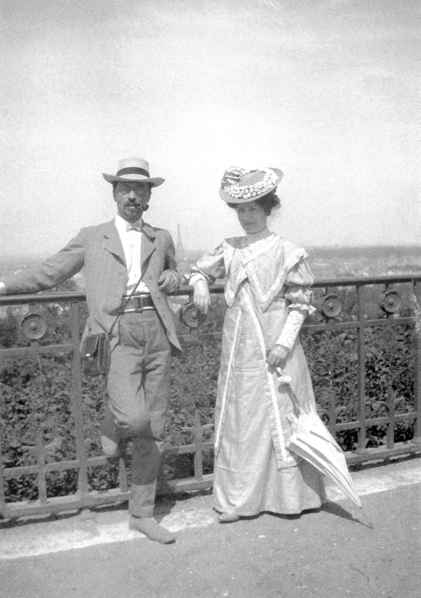 Gabriele Münter und Wassily Kandinsky Kandinsky und Muenter stehen an einer Ballustrade in Paris