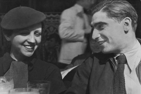 Robert Capa schaut Gerda Taro an, 1936