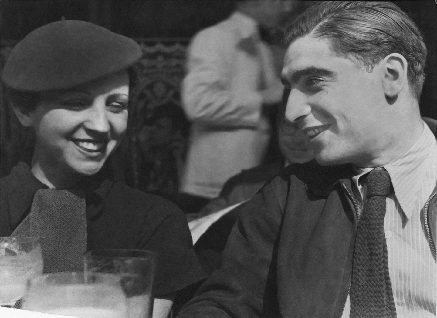 Gerda Taro und Robert Capa Robert Capa schaut Gerda Taro an, 1936