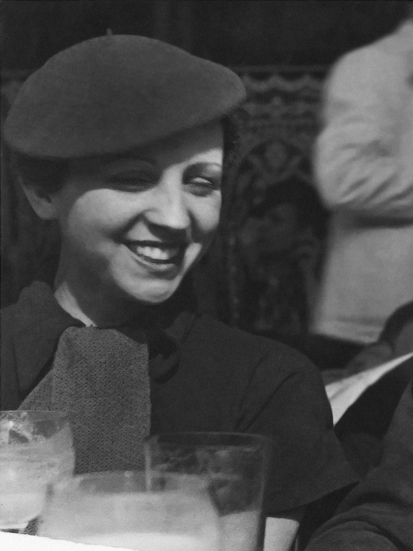 Robert Capa schaut Gerda Taro an, 1936