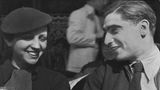 Robert Capa schaut Gerda Taro an, 1936