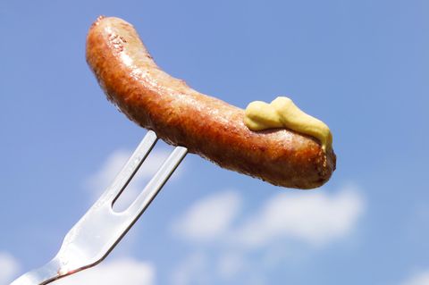 Bratwurst vor blauem Himmel