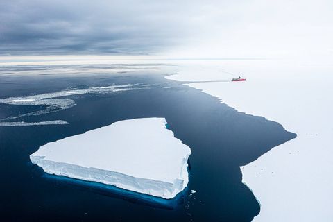 Das Forschungsschiff RRS Sir David Attenborough in der Antarktis