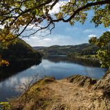 Der weit verzweigte See im Nationalpark Eifel ist das Ergebnis eines ausgeklügelten Talsperrensystems: der Rurtalsperre. Entlang seiner teils steilen Uferhänge und stillen Buchten haben Schwarzstorch, Biber und Eisvogel ideale Rückzugsorte gefunden. Heute gilt das künstliche Gewässer als Musterbeispiel dafür, wie Technik, Naturschutz, Freizeit und Erholung zusammengedacht werden können. Erleben lässt sich das neu geschaffene Natur-Kleinod entlang von Uferwegen oder der Eifel-Höhen-Route.