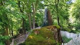 Der Wasserbaum Ockensen im östlichen Weserbergland besteht aus Holz – und aus Kalk. Genauer: Kalksinter. Der "Baum" ist ursprünglich der senkrecht stehende, hölzerne Überlauf eines Mühlenteichs. Nach Jahrzehnten der "Berieselung" haben sich darauf zentimeterdicke Kalkschichten abgesetzt. Heute bietet der Wasserbaum spezialisierten Moosen, Flechten und Kleinstlebewesen einen Lebensraum. Das kleine Technik- beziehungsweise Naturdenkmal liegt am zehn Kilometer langen Naturparkwanderweg Wasserbaum Ockensen.
