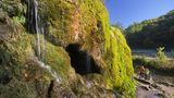 Nicht etwa in den Alpen, sondern in der Pfalz findet sich ein in Deutschland einzigartiger Wasserfall: Der Dreimühlen-Wasserfall stürzt vier bis sechs Meter tief in den Ahbach – und wächst durch Kalkablagerungen jedes Jahr rund acht bis zehn Zentimeter ins Tal. Wegen des besonderen Zusammenspiels von Geologie, Wasser, Boden und Pflanzenwelt wurde der Wasserfall als "Nationales Geotop" ausgezeichnet. Erkunden lässt er sich entlang des Eifelsteigs oder auf der zehn Kilometer langen "Wasserfall-Runde".