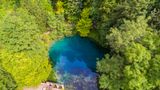 Wer nicht schon einmal am Blautopf gestanden hat, wird kaum glauben, wie tief blaugrün Wasser leuchten kann. Der glasklare Tümpel ist eine Karstquelle, aus der der gleichnamige Bach, die Blau, entspringt. Und der zugleich der Eingang zu einem der am weitesten verzweigten und längsten Höhlensysteme Deutschlands ist. Das Naturjuwel gehört zum Geopark Schwäbische Alb und liegt direkt am Blaubeurer Felsenstieg.