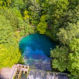 Wer nicht schon einmal am Blautopf gestanden hat, wird kaum glauben, wie tief blaugrün Wasser leuchten kann. Der glasklare Tümpel ist eine Karstquelle, aus der der gleichnamige Bach, die Blau, entspringt. Und der zugleich der Eingang zu einem der am weitesten verzweigten und längsten Höhlensysteme Deutschlands ist. Das Naturjuwel gehört zum Geopark Schwäbische Alb und liegt direkt am Blaubeurer Felsenstieg.