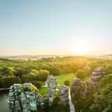 Während viele der zur Wahl stehenden Naturwunder eher unbekannt sind, genießen die Externsteine im Teutoburger Wald eine anhaltende bundesweite Popularität. Rund eine halbe Million Menschen besuchen das Naturdenkmal jährlich. Die bis zu 40 Meter hohen Sandsteinformationen sind 80 Millionen Jahre alte, erodierte Überreste einer Meeresküste. Mythen, Legenden und Märchen zeugen davon, dass die Felsen Menschen schon seit Jahrhunderten faszinieren. Doch auch wenn die Nationalsozialisten ein großes Interesse daran hatten, den Ort als besonders "germanisch" für sich zu reklamieren: Eine tatsächliche Nutzung als vor- oder frühgeschichtlicher Kultplatz ist wissenschaftlich nicht gesichert.