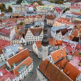 Eine Luftaufnahme zeigt die engen Gassen der estnischen Stadt Tallinn