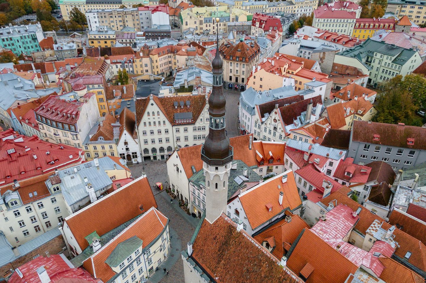 Eine Luftaufnahme zeigt die engen Gassen der estnischen Stadt Tallinn