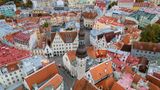 Eine Luftaufnahme zeigt die engen Gassen der estnischen Stadt Tallinn