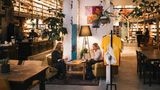Zwei Frauen sitzen in einem Café und unterhalten sich