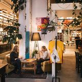 Zwei Frauen sitzen in einem Café und unterhalten sich