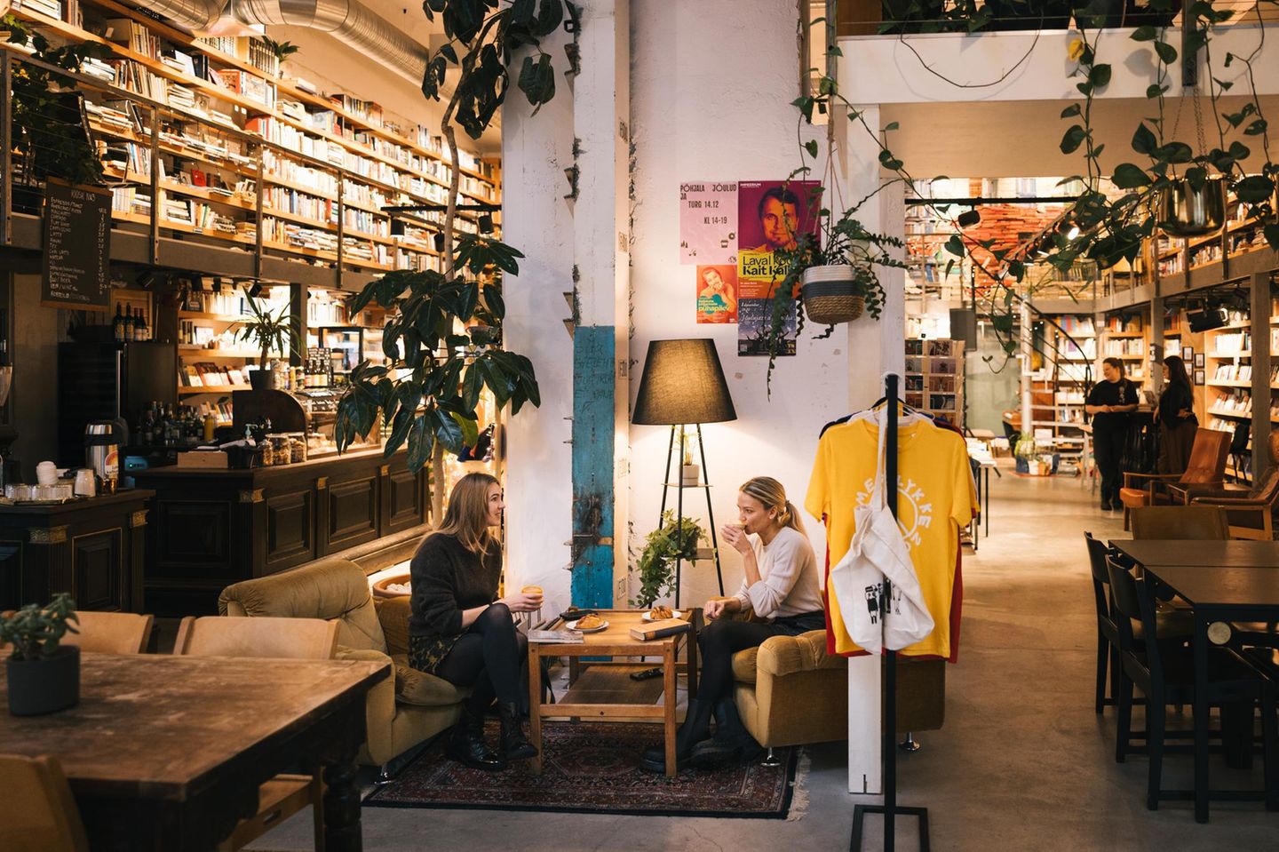 Zwei Frauen sitzen in einem Café und unterhalten sich