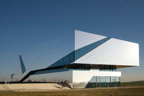 Aussenansicht eines modernen Museumsbaus mit Glas und- Spiegelfassade