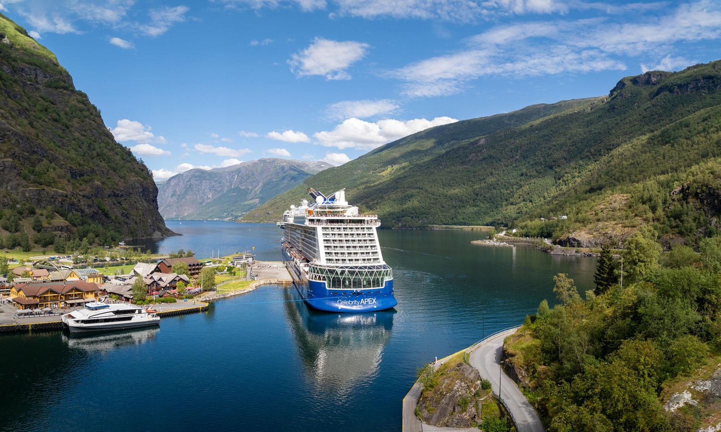 Angelegtes Kreuzfahrtschiff im Geirangerfjord bei Sonnenschein
