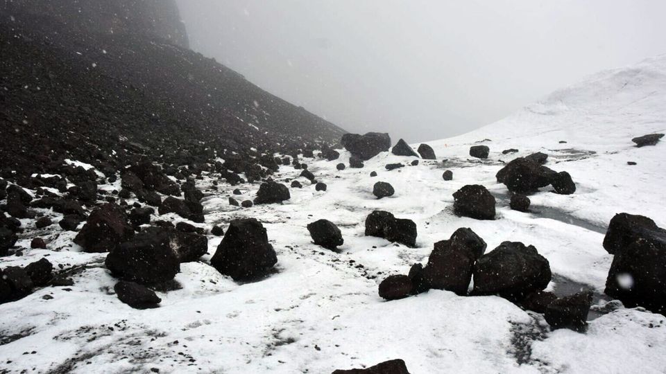Schwarz-Weißfoto der Oberfläche des Ecology Gletscher mit Schnee und Geröll