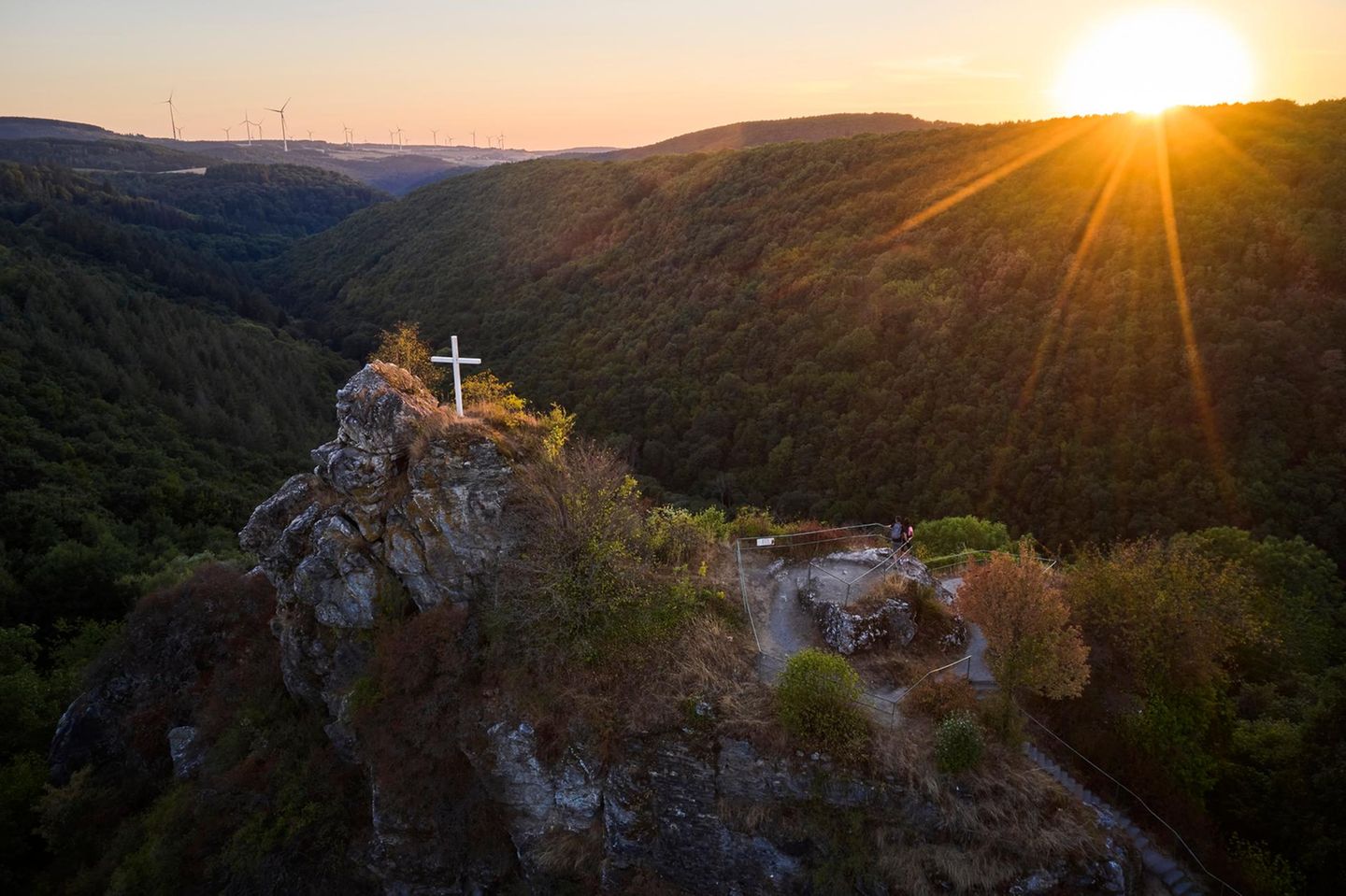 Auf der Hunolsteiner Klammtour ist die Burgruine Hunolstein mit weitem Blick ins Dhrontal ein Höhepunkt der Wanderung