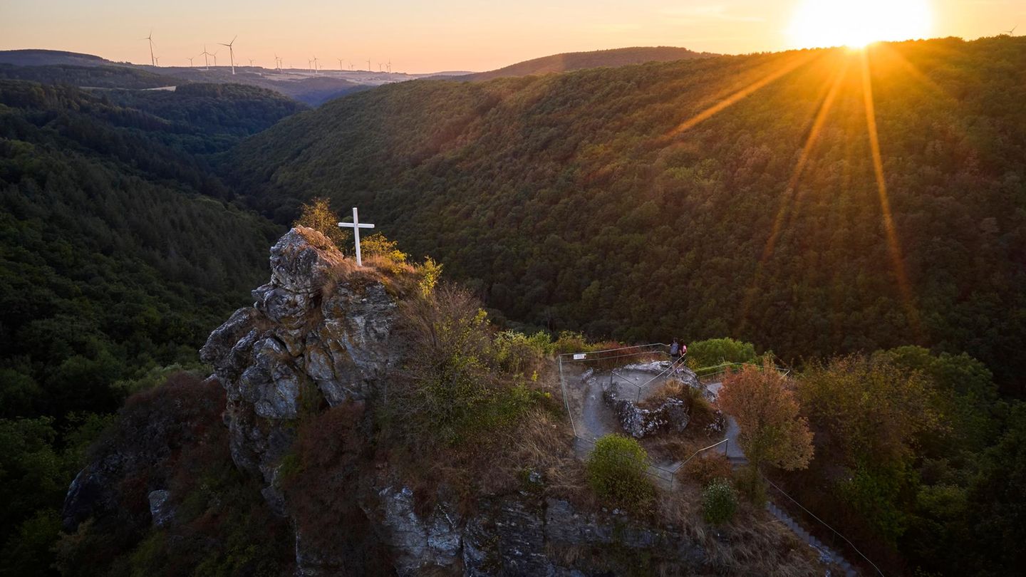 Auf der Hunolsteiner Klammtour ist die Burgruine Hunolstein mit weitem Blick ins Dhrontal ein Höhepunkt der Wanderung