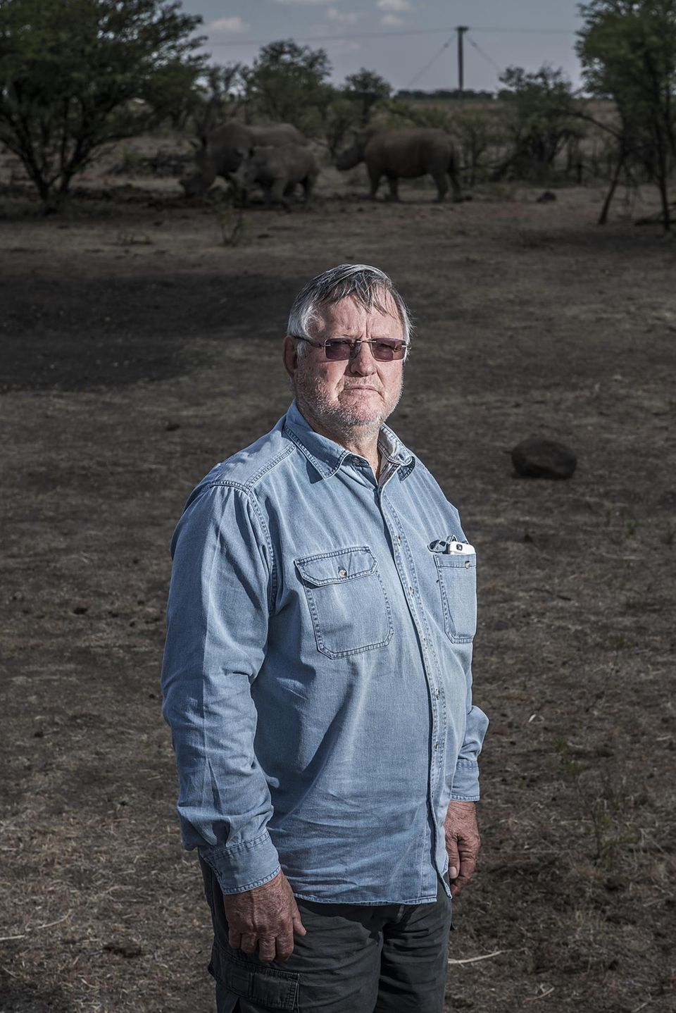 John Hume verdiente Millionen mit Ferienanlagen, bevor er in die Nashornzucht einstieg. Im Alter von 81 Jahren verkaufte er seinen Lebenstraum mit den Worten: "Über 30 Jahre hinweg habe ich meine gesamten Ersparnisse in diese Nashornpopulation gesteckt. Und jetzt ist mir das Geld ausgegangen."