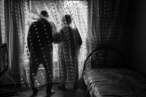 Ein Mann und eine Frau stehen am Fenster