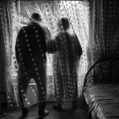 Ein Mann und eine Frau stehen am Fenster