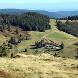 Auf dem Wanderweg Bernauer Hochtal Steig mit Blick auf die Krunkelbach-Hütte