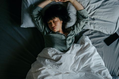 Frau schlafend im Bett