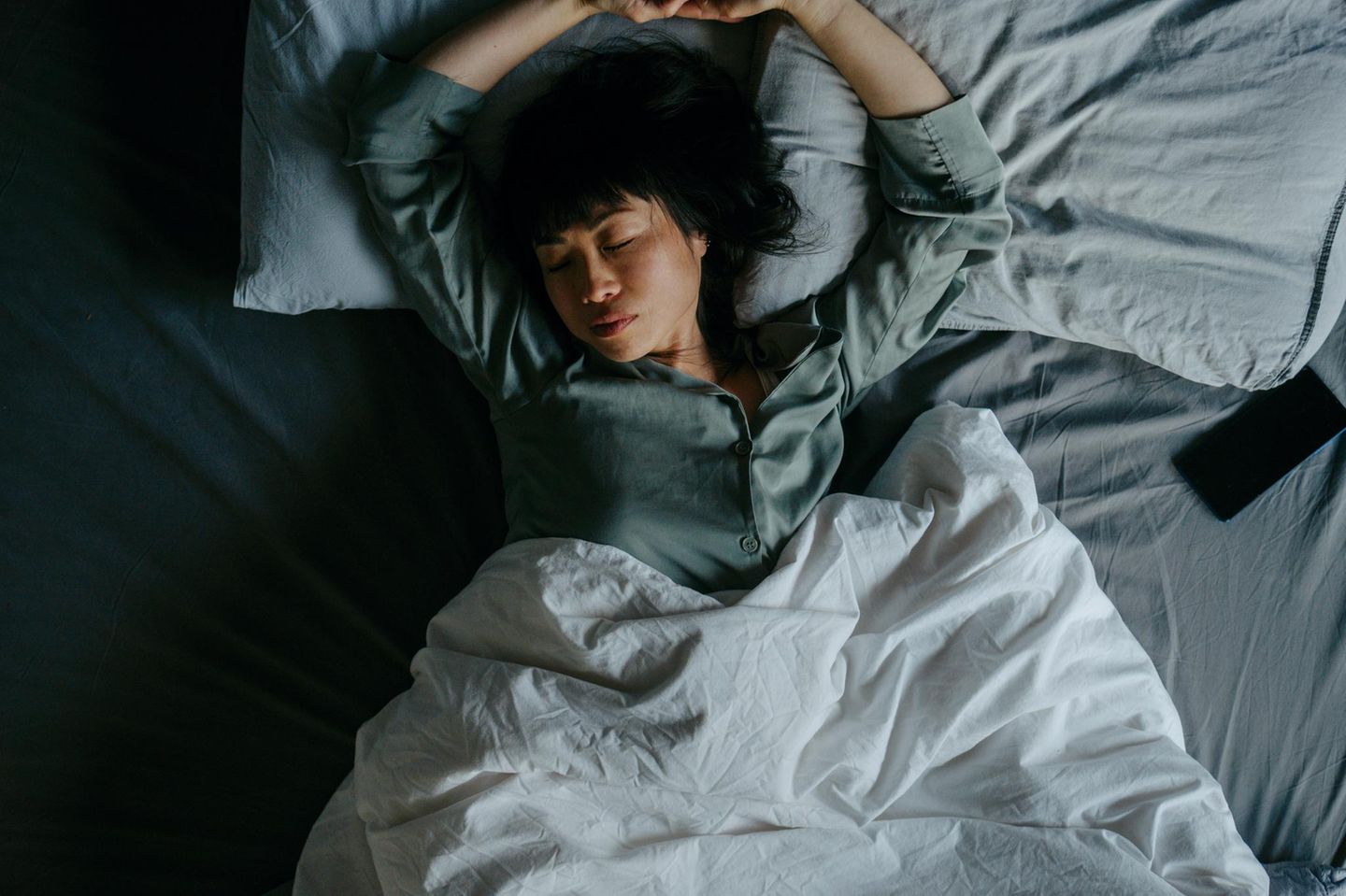 Frau schlafend im Bett