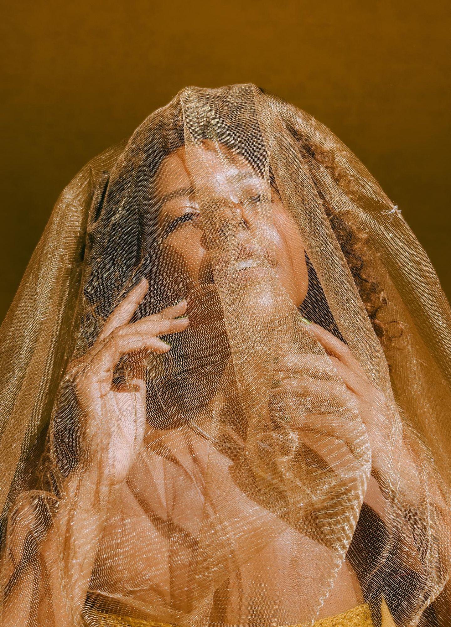 Moment für die Ewigkeit Goldene Göttin, biblische Ikonografie, Black Empowerment, Off-Moment macht das Bild erzählerischer, also die Sekunde, in der man das Gefühl hat, die Person wäre in Bewegung, würde tanzen,