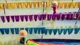 Spiel mit der Geometrie, symmetrisches, repetitives Farbenspiel, harmonisch verteilte Kreise (Hüte)