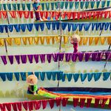 Spiel mit der Geometrie, symmetrisches, repetitives Farbenspiel, harmonisch verteilte Kreise (Hüte)