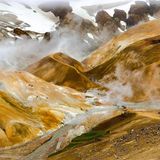 mit Velours überzogene Berge, durch deren Täler sich die Nebelschaden ziehen, eine Landschaft wie aus einem Traum, surreal und Sehnsuchtsort zugleich