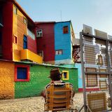 sehen, was andere sehen, Spiegel der Hausfassade kommuniziert mit dem "Verkaufsstand" des Mannes, Streetportrait