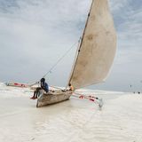 Schiff wirkt in voller Fahrt, steht aber still, die beiden Fischer fügen sich als Fixpunkte in das sehr monochrome Bild ein, Linienführung erzeugt Spannung
