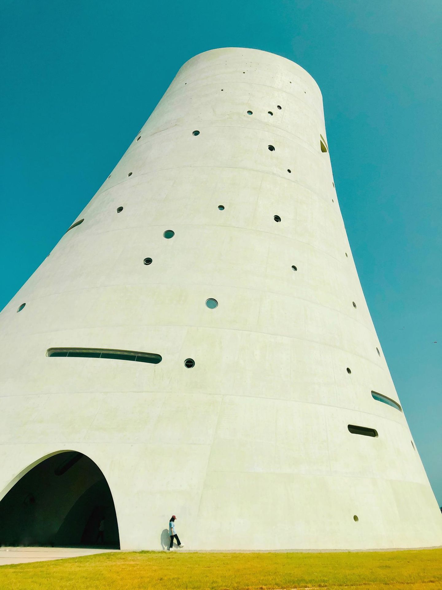 Krumme Türme Harmonische Farbgebung, interessanter Linienverlauf, überraschendes Gebäude, Architektur, die durch die Person ins Größenverhältnis gerückt wird, surrealer Charakter