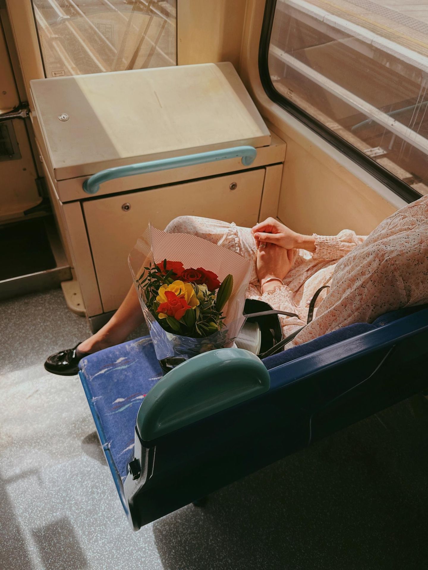 Besuch der Dame Geschichte passiert sofort im Kopf, wer bekommt die Blumen? Freudige Erwartung der abgebildeten Person sichtbar, ohne dass man das Gesicht sehen muss, Moment des Augenblicks, im Vorübergehen gesehen, kleinen Momente im Alltag, die schnell untergehen festgehalten