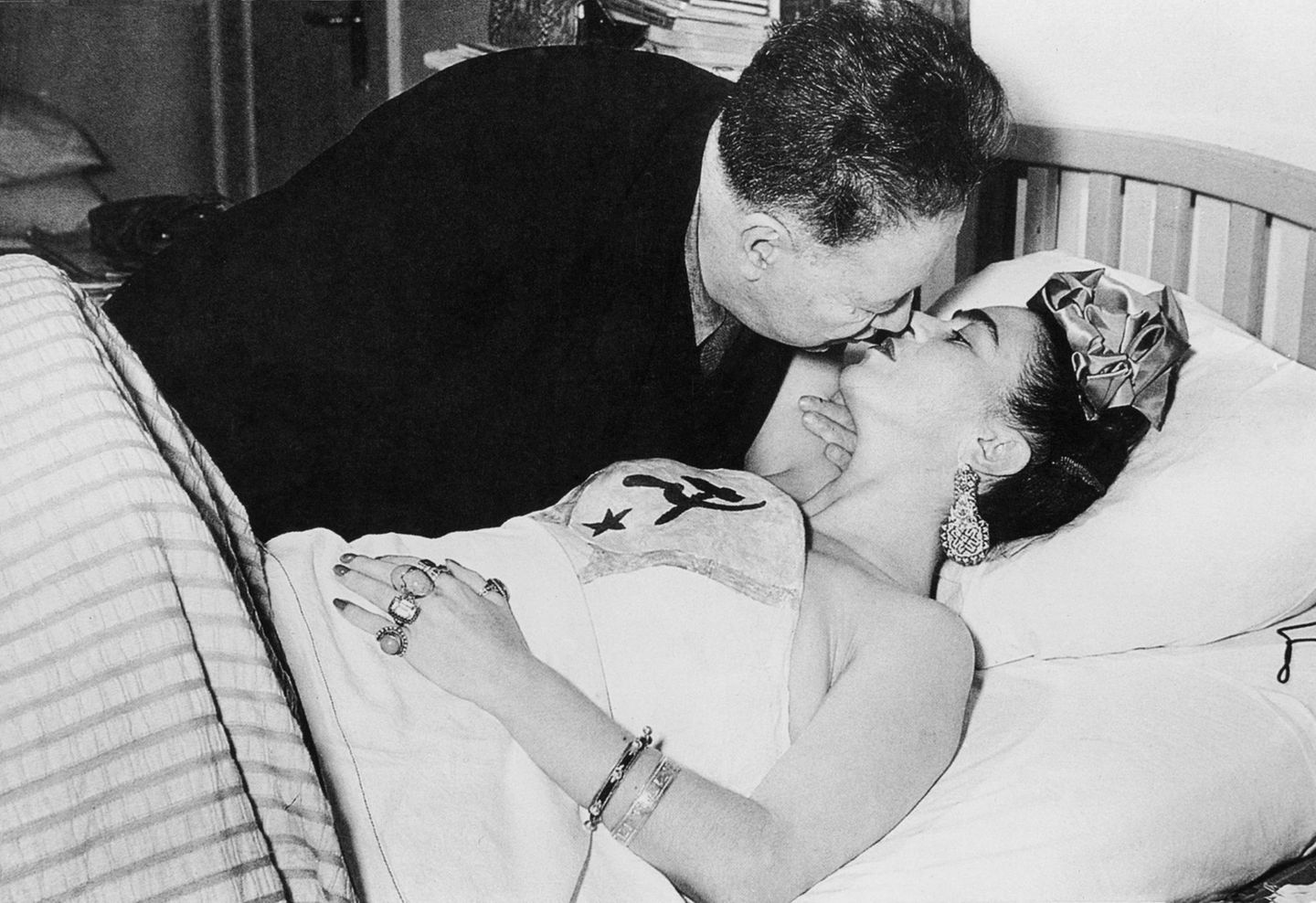Frida Kahlo und Diego Rivera Diego küsst Frida Kahlo im Krankenbett, 1910