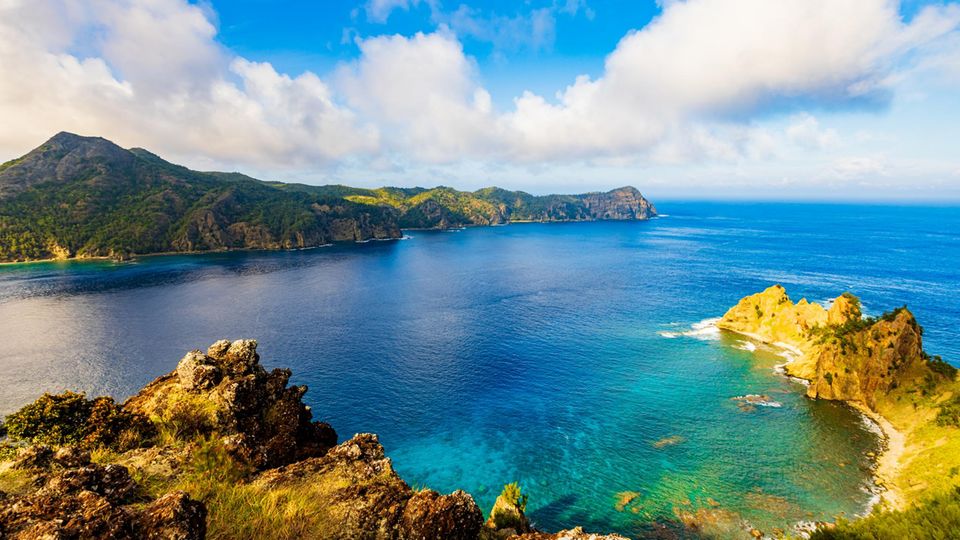 Spektakuläre Aussicht vom Nagasaki-Observatorium auf der Insel Chichijima in den Ogasawara-Inseln