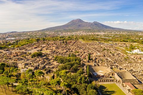 Ruinen von Pompeji mit dem Vesuv im Hintergrund