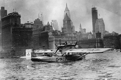 Flugboot mit Wolfgang von Gronau schwimmt auf Hudson River vor New Yorker Skyline