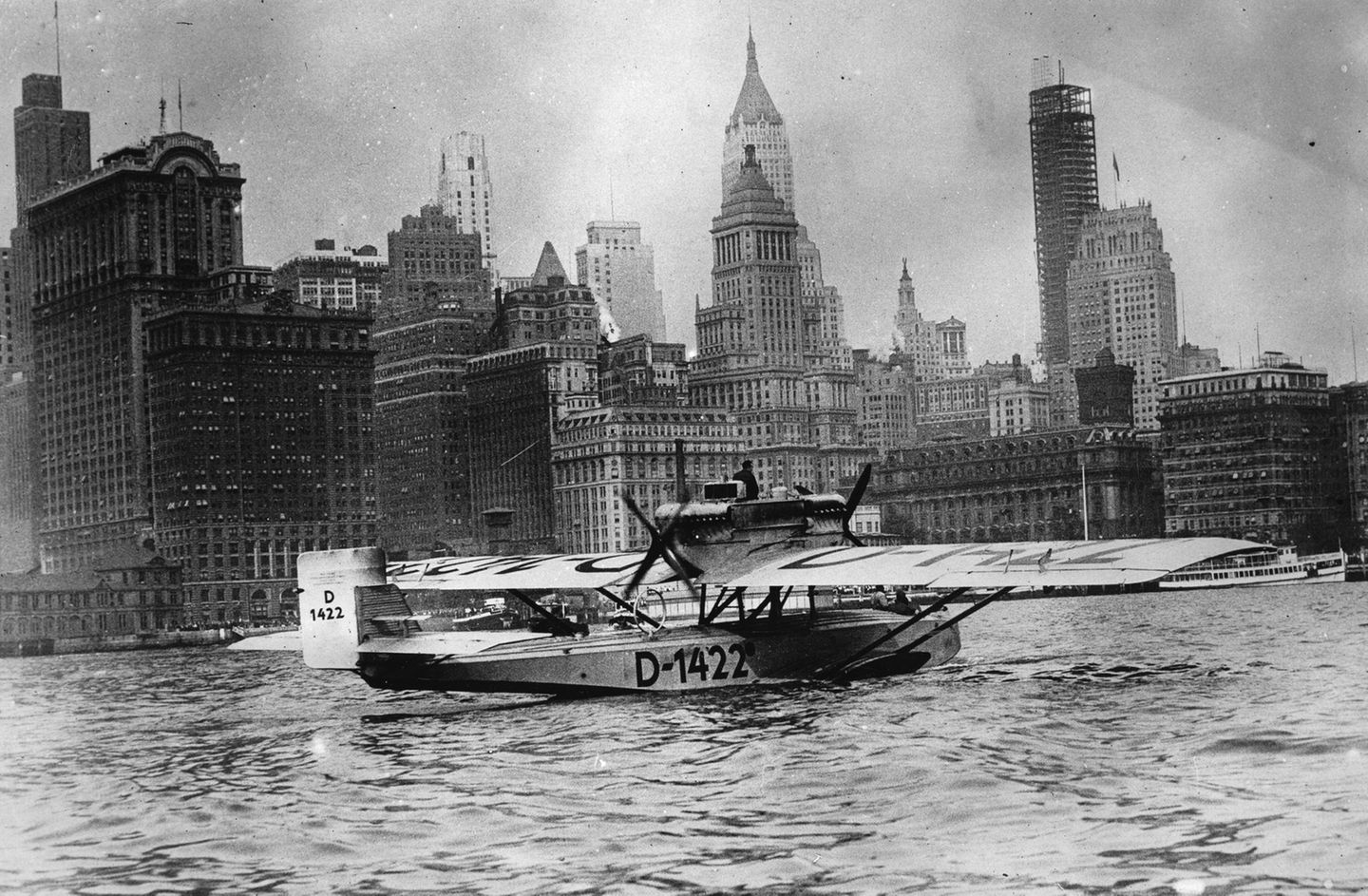 Flugboot mit Wolfgang von Gronau schwimmt auf Hudson River vor New Yorker Skyline